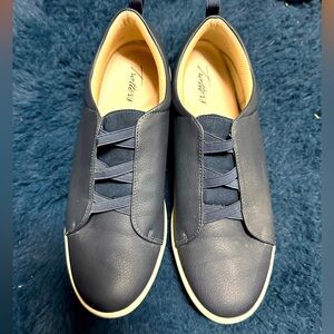 Trotter’s Avrille in Navy Women’s 8.5